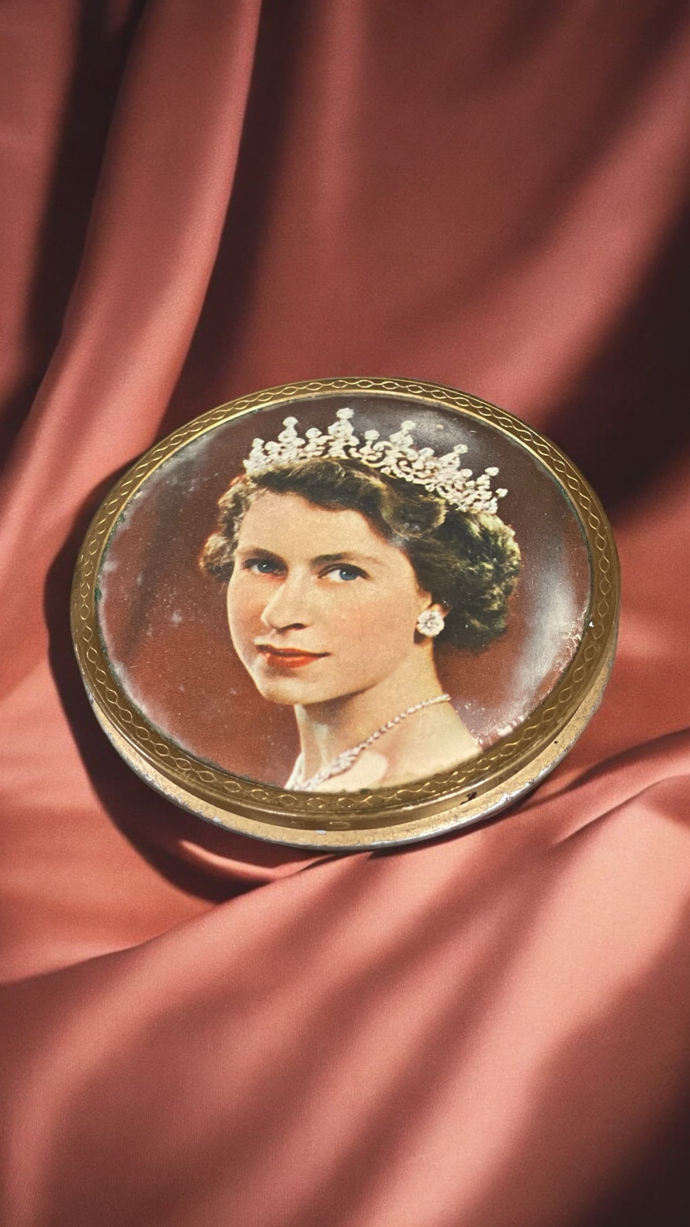 Vintage 1950’s Queen Elizabeth 11 Compact